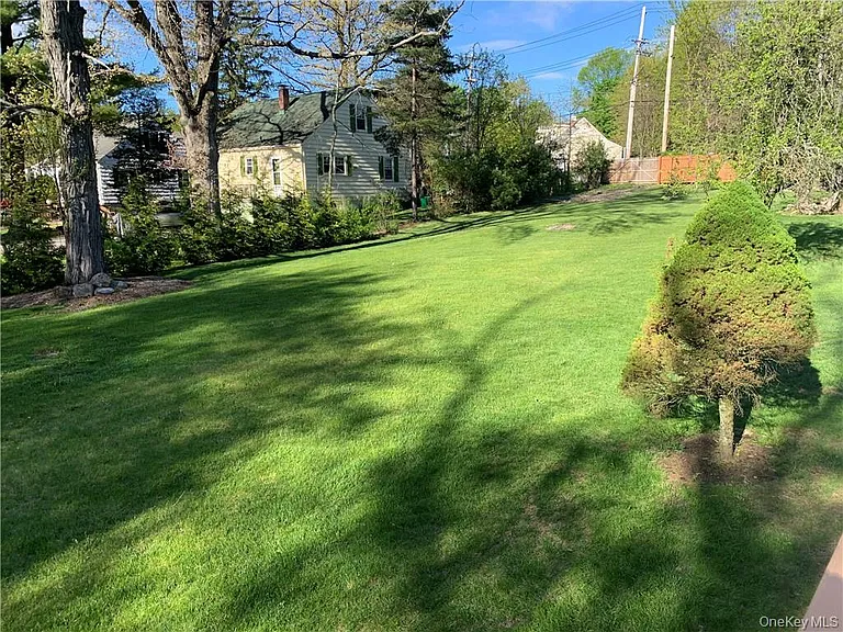 10 W Clarkstown Rd — Photo 5