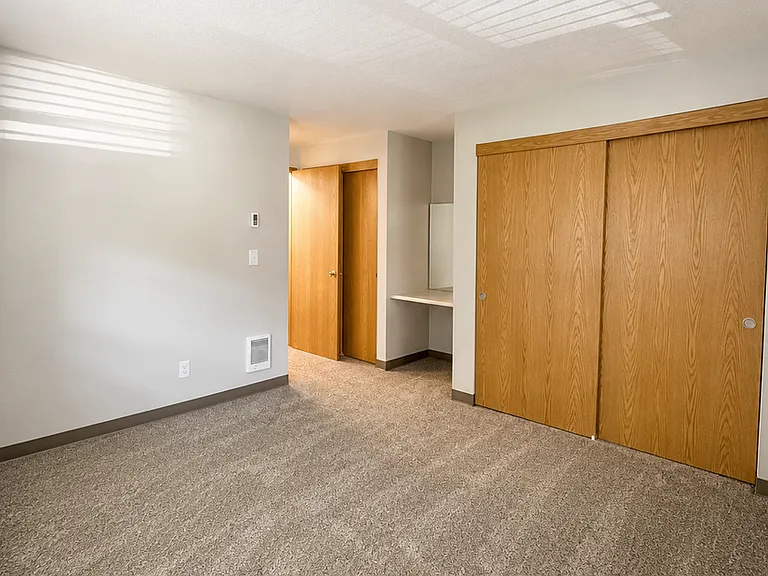 Willow Creek Apartments — Photo 22