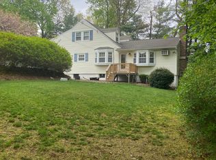 32 Roth Ave, Franklin Lakes, NJ 07417