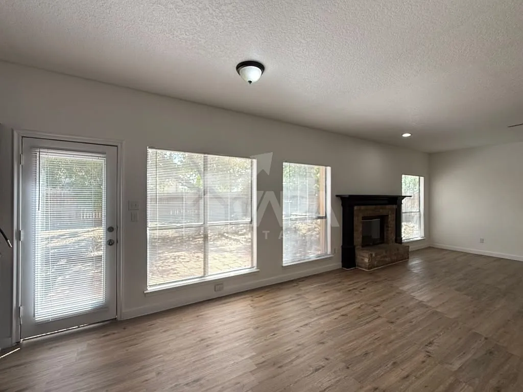 4 bed, 2.5 bath, 2428 sqft, $3,500 — Photo 3
