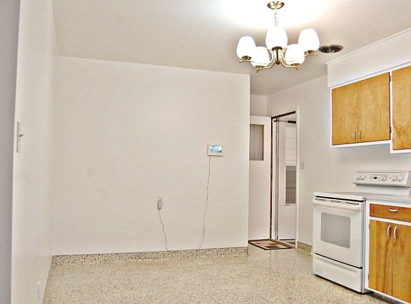 5th image of 829 Claire View Ln