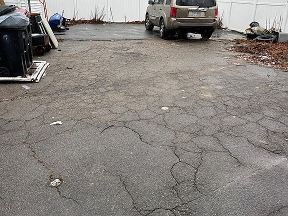4th image of 189 Pleasant St