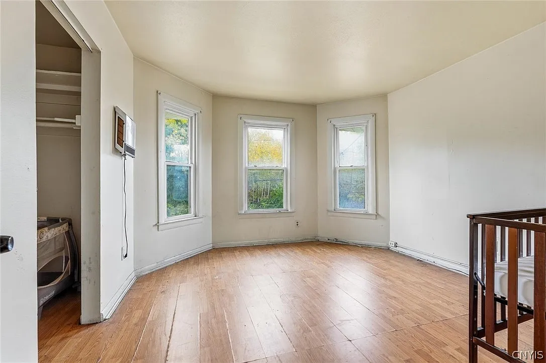 217 Grand Ave — Photo 4
