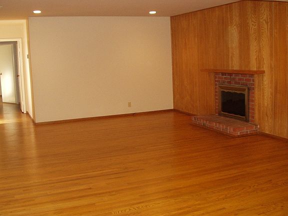 Living Room w/Hardwood Floors