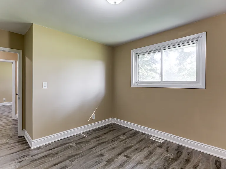 293 Mitchell Ave #MAIN FLOOR — Photo 14