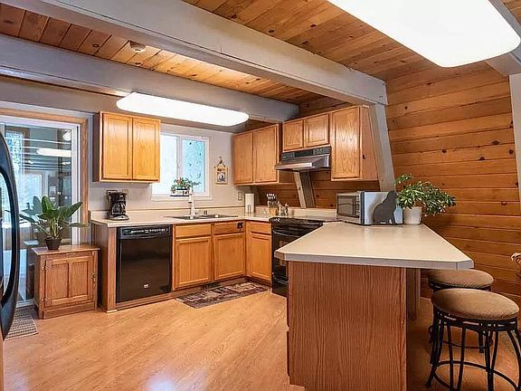 Kitchen and breaskfast bar.