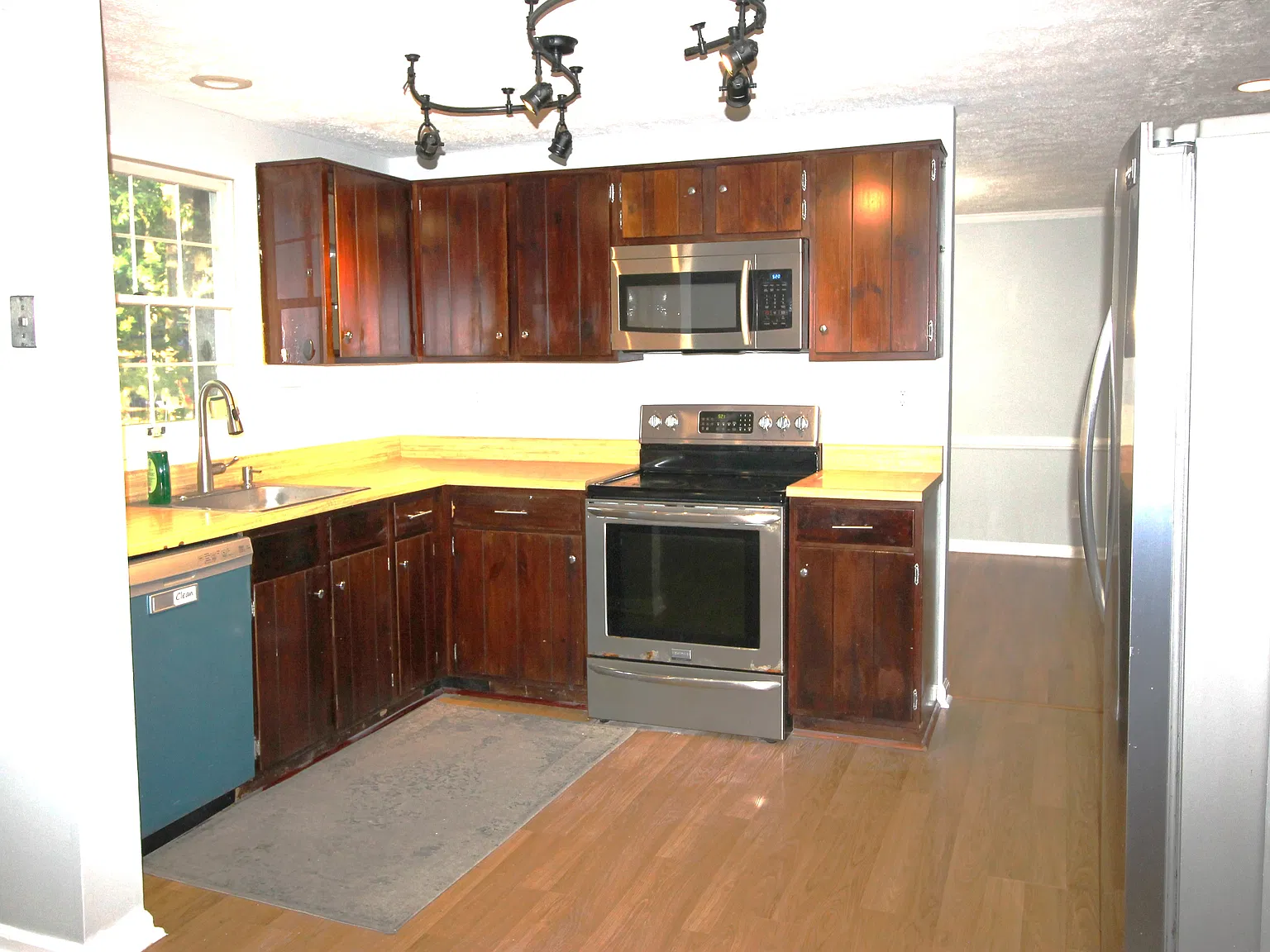 3 bed, 2.5 bath, 1900 sqft, $3,400 — Photo 2