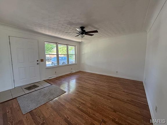 3rd image of 4 Fontainebleau Dr
