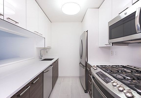 4th image of 240 E 86th St APT 8L
