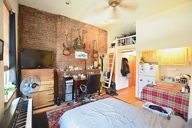 Rented by Street Realty Brokerage LLC