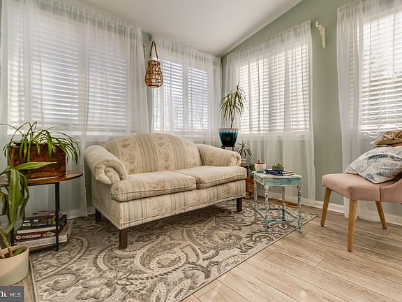 3rd image of 12 Coventry Ln #42771