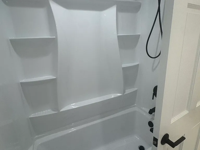 primary bed tub/shower