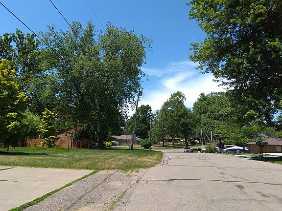 5th image of 250 Lakeshore Dr