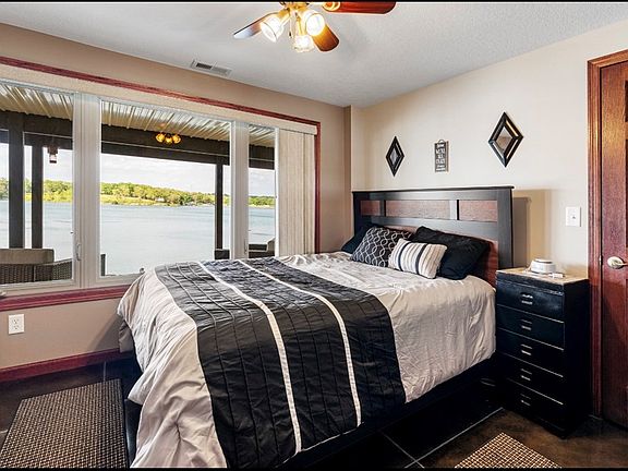 3rd image of 1110 Lake Dr