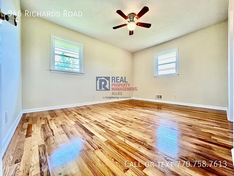 946 Richards Rd NE — Photo 4