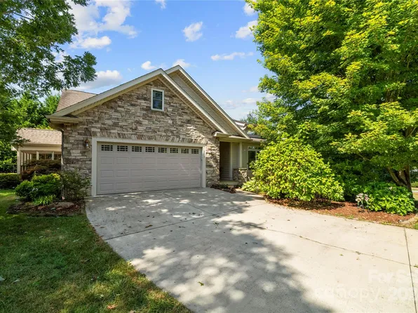 253 Fates Cir, Flat Rock, NC 28731