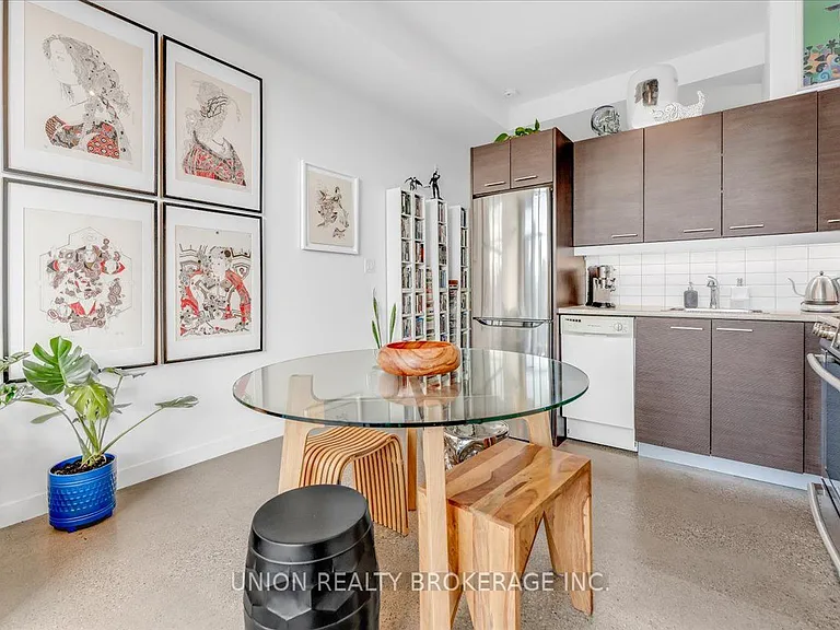 569 King St E #404 — Photo 10