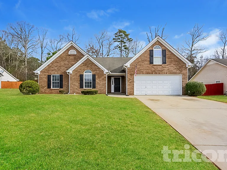 159 Peachtree Glen Dr — Photo 1