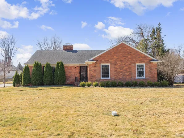 1107 Buckingham Rd, Grosse Pointe Park, MI 48230