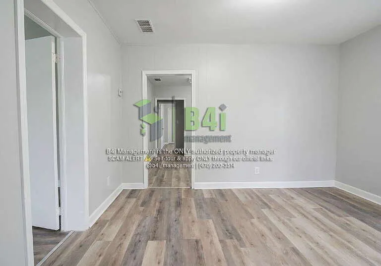 909 E 8th St — Photo 4