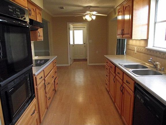 5th image of 302 S Yaupon St