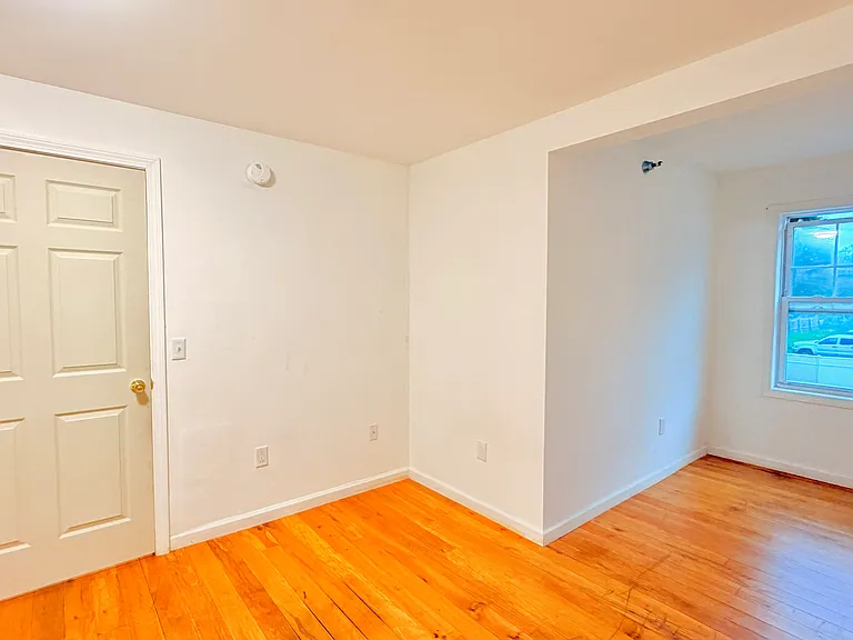325 Main St #E — Photo 11