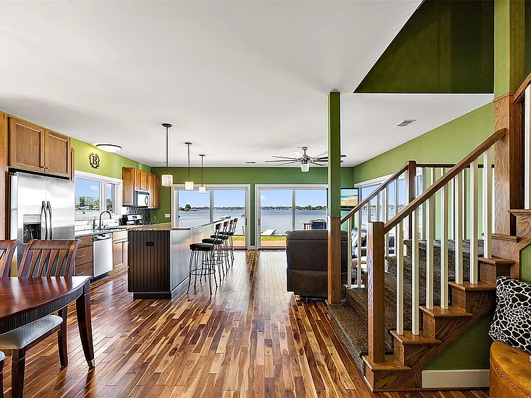 2022 Willow Beach St — Photo 2