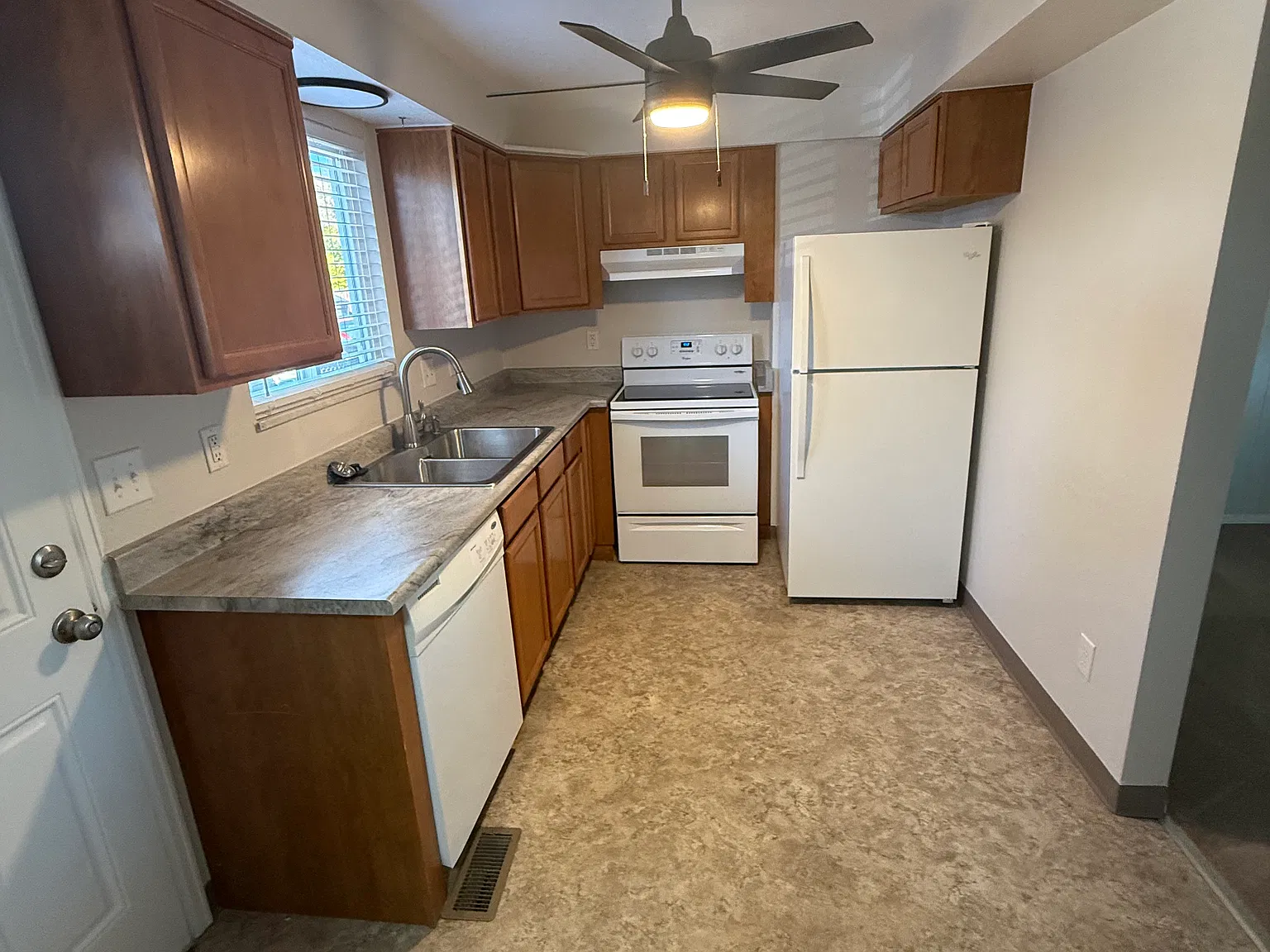 2 bed, 1.5 bath, 870 sqft, $1,575 — Photo 3