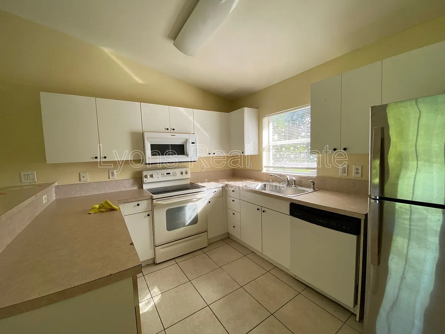 3 bed, 2.0 bath, 1067 sqft, $1,300 — Photo 3