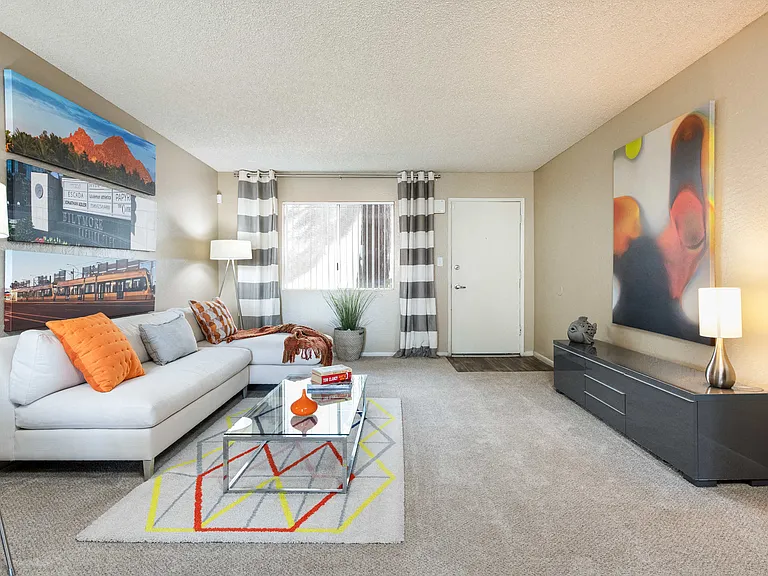 Camelback Cove Apartments — Photo 2