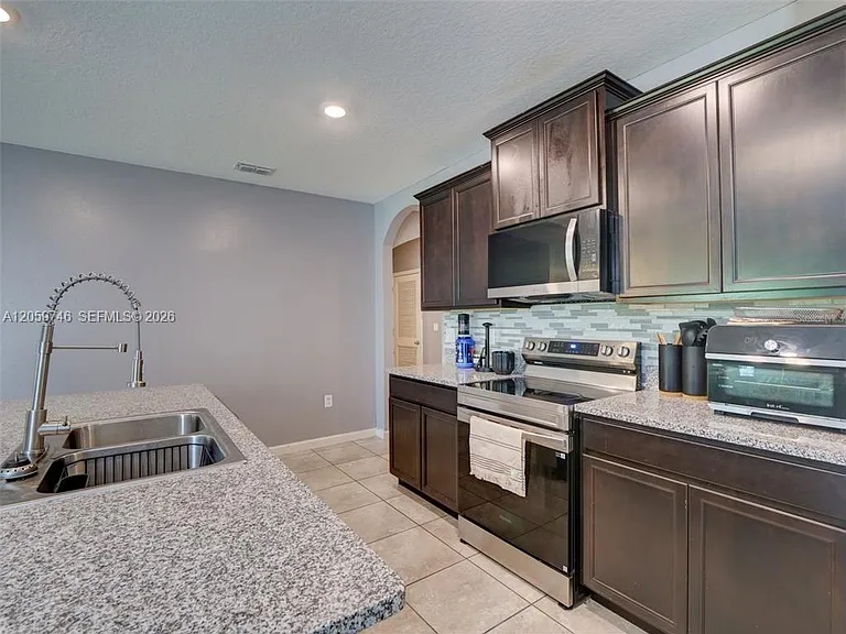 808 Old Country Rd SE — Photo 9