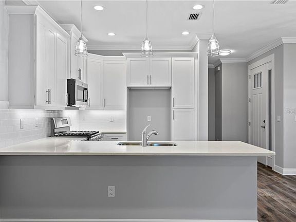 4th image of 1027 Park Dr