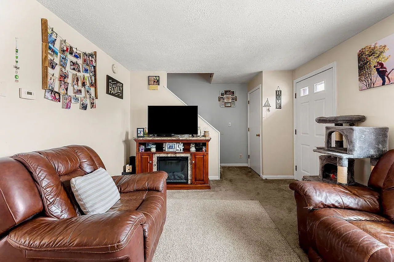 2 bed, 1.5 bath, 1000 sqft, $2,400 — Photo 2