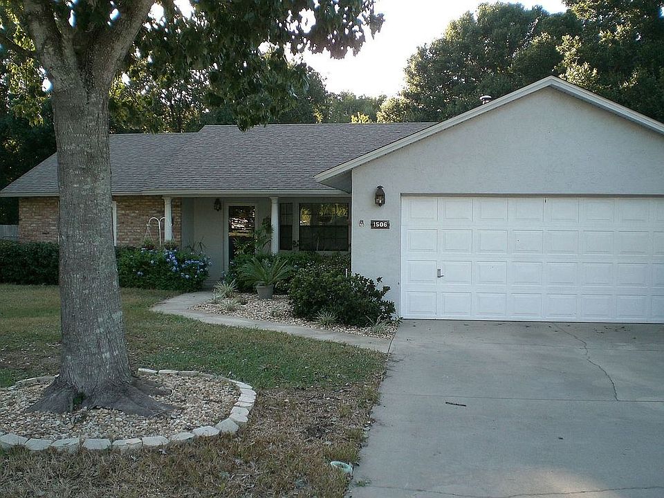 Beautiful block home in nice neighborhood