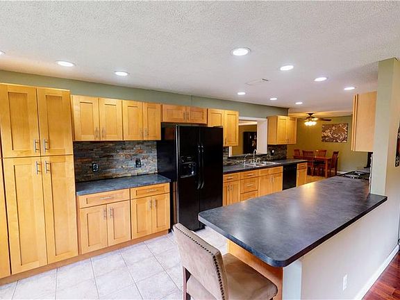 4th image of 312 Celery Cir