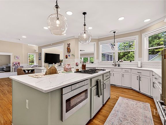5th image of 121 Greenview Drive