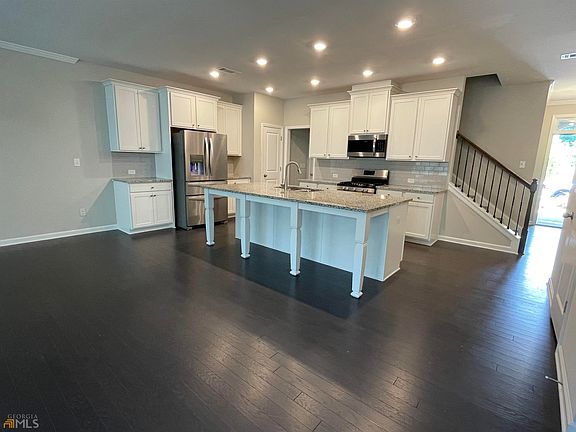 4th image of 699 Lansing Grove Way
