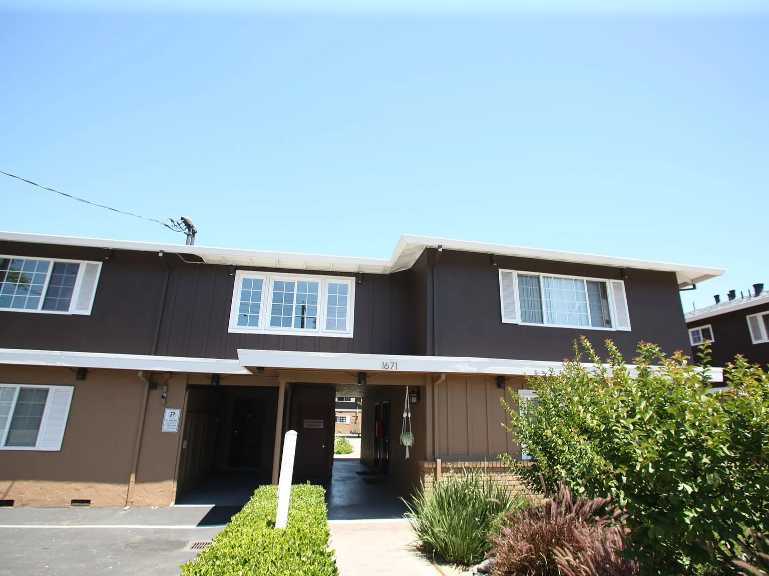 Surrey Square Apartments — Photo 3
