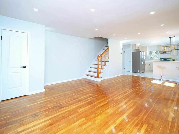 4th image of 345 Chesterton Ave