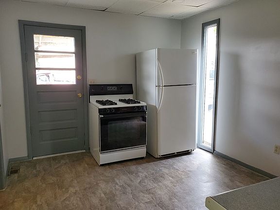 5th image of 305 1/2 W College St Floor 1