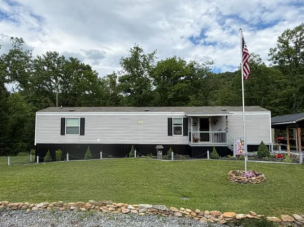 66 Left Derryhale Hill Rd, Mount Hope, WV 25880