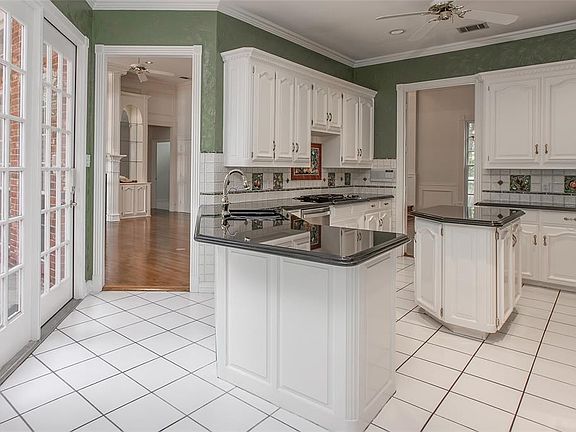 2nd image of 801 Laurel Oaks Ln