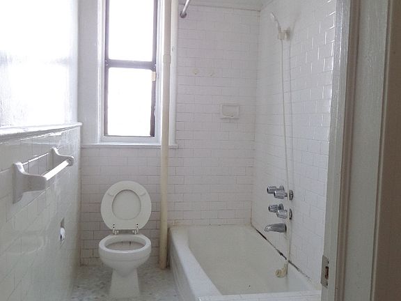 3rd image of 403 Saint Johns Pl APT 4F