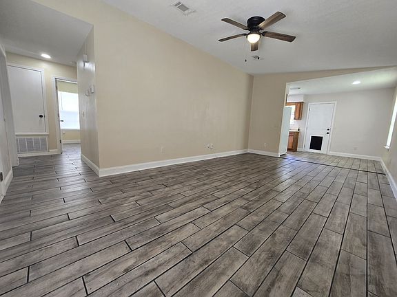 3rd image of 8900 Forest Oak Dr