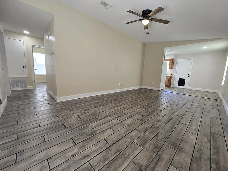 8900 Forest Oak Dr — Photo 3
