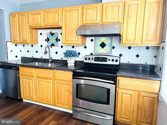 5th image of 11 Lerner Ct Unit 33I