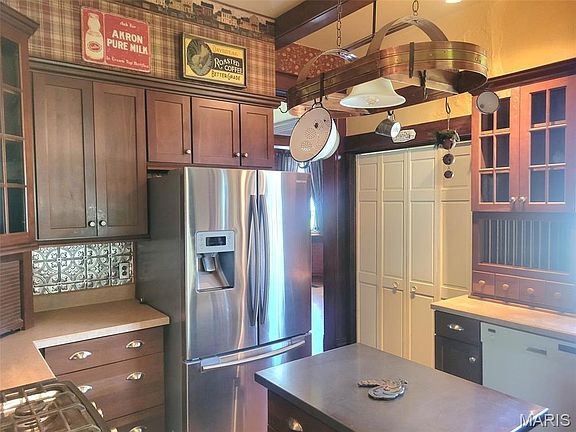 3rd image of 283 W Walnut St