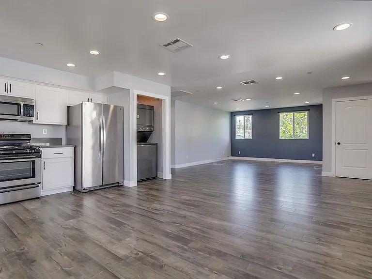 5258 1/2 E Oakland St — Photo 6