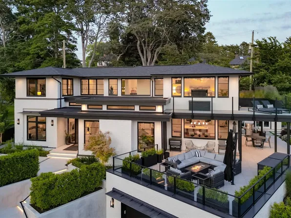 717 Robleda Cres, Victoria, BC V8S 3K6