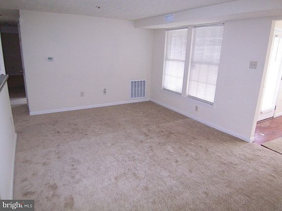 5th image of 901 Woodbridge Ct Unit D